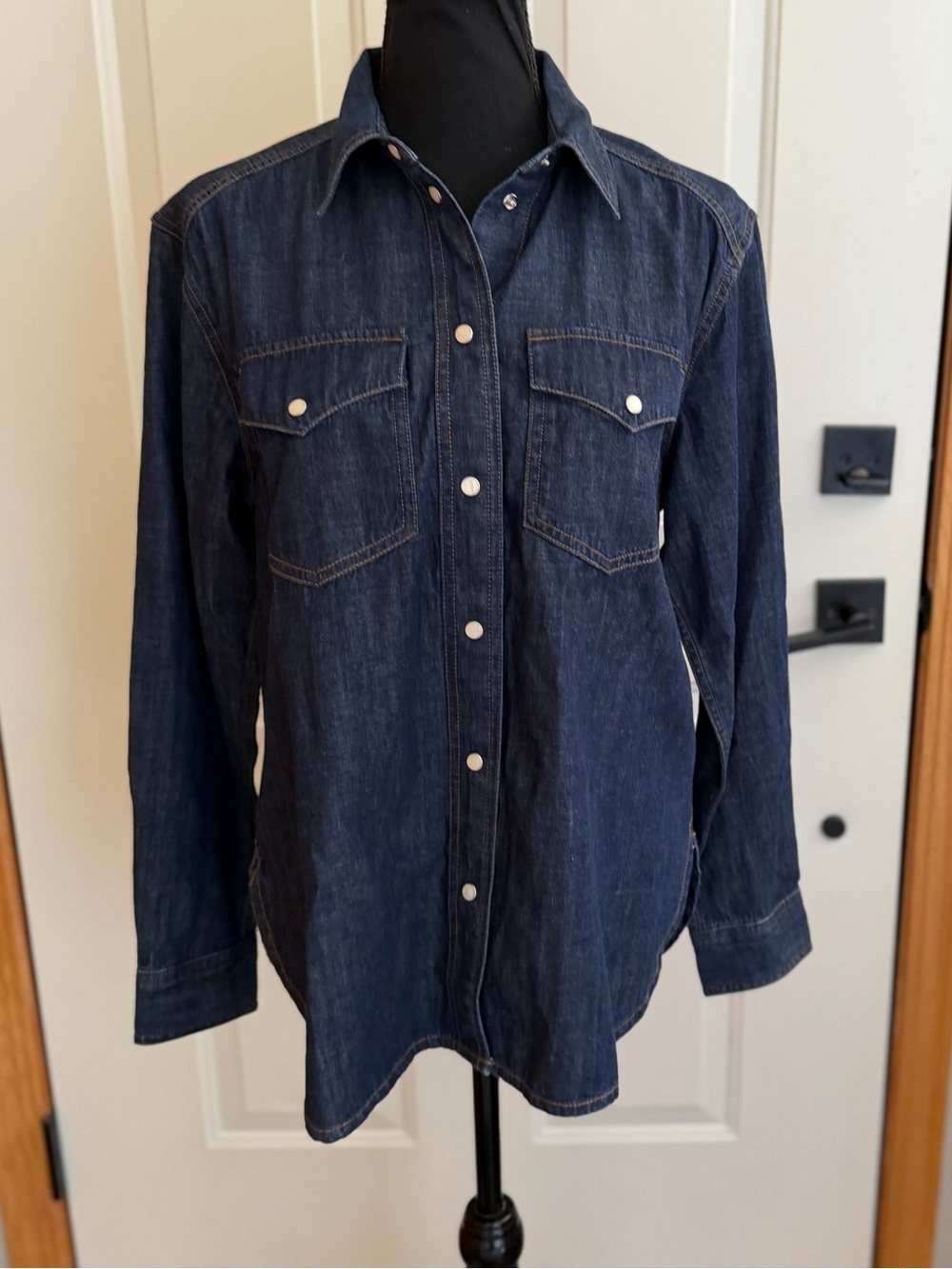 New Madewell 100% cotton dark wash pearl snap western denim shirt. Size small